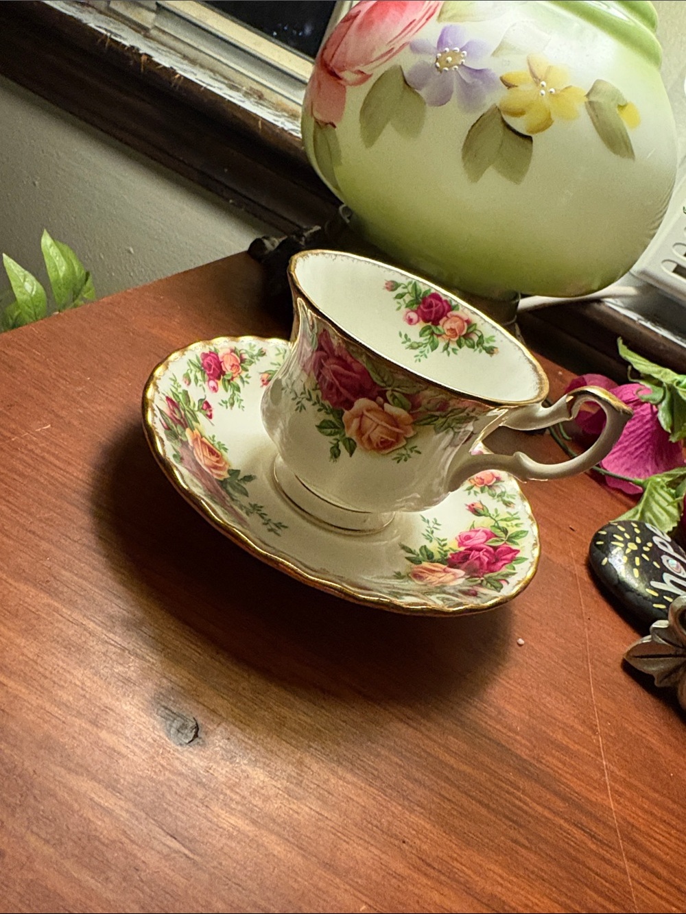 Vintage Royal Albert Old Country Roses Teacup with Red, Pink and Yellow Roses